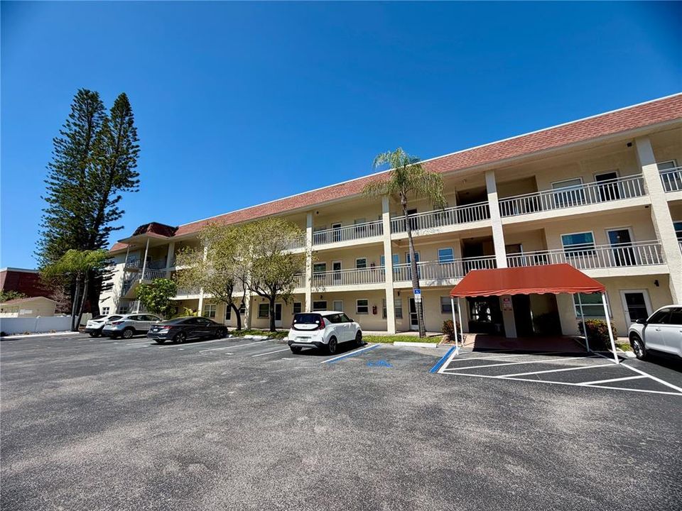 Active With Contract: $159,000 (2 beds, 1 baths, 870 Square Feet)