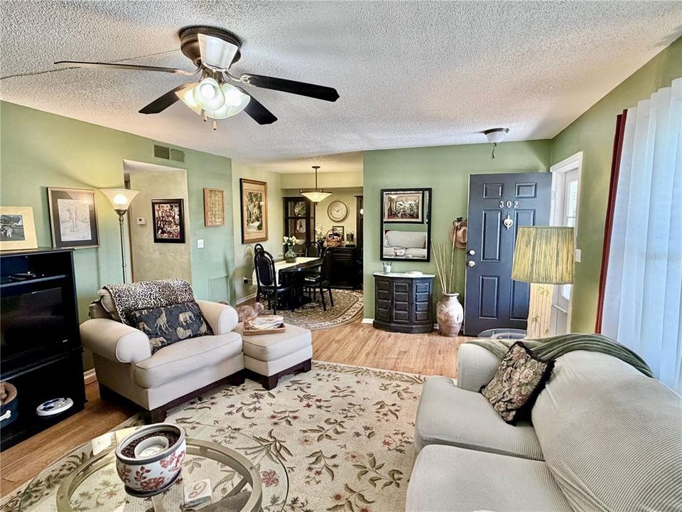 Active With Contract: $159,000 (2 beds, 1 baths, 870 Square Feet)