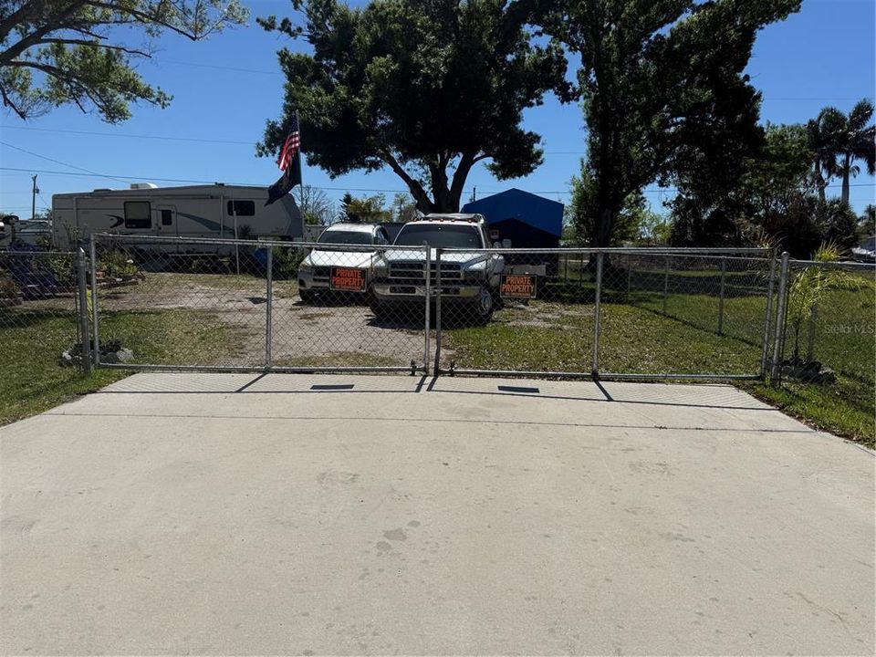 На продажу: $62,900 (0.23 acres)