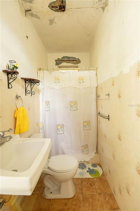 На продажу: $165,000 (2 спален, 1 ванн, 800 Квадратных фут)