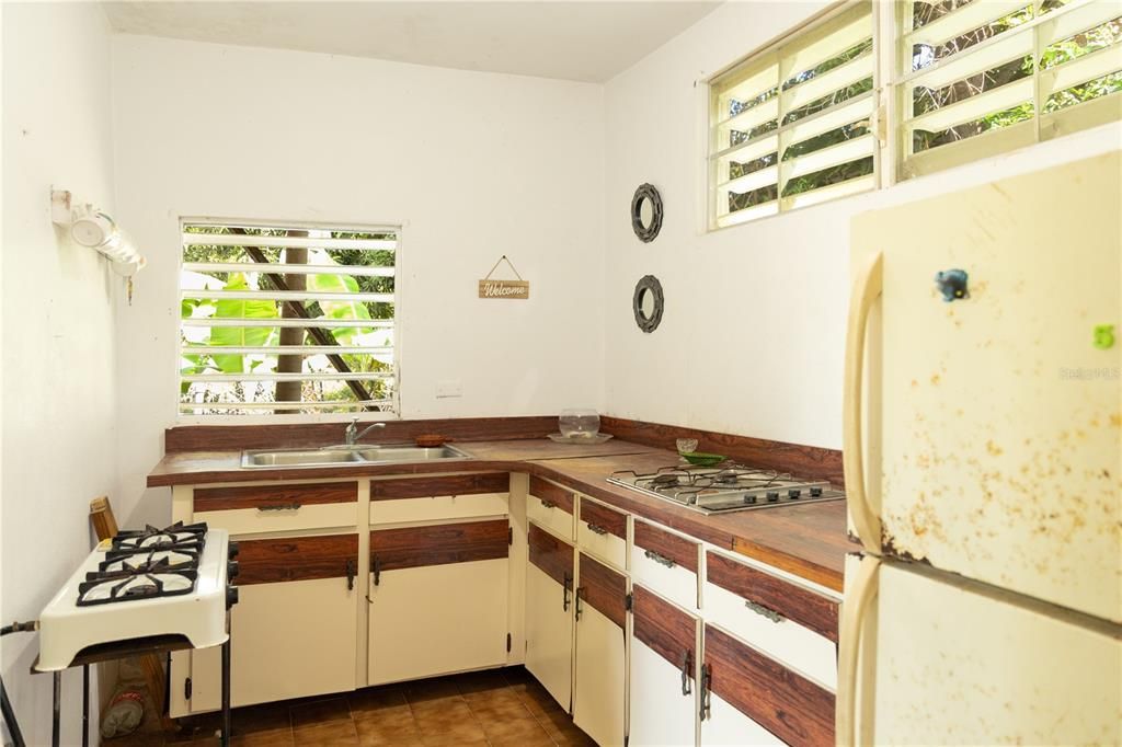 На продажу: $165,000 (2 спален, 1 ванн, 800 Квадратных фут)