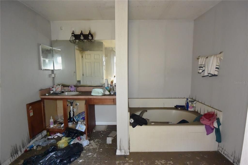 Activo con contrato: $175,000 (4 camas, 2 baños, 2247 Pies cuadrados)