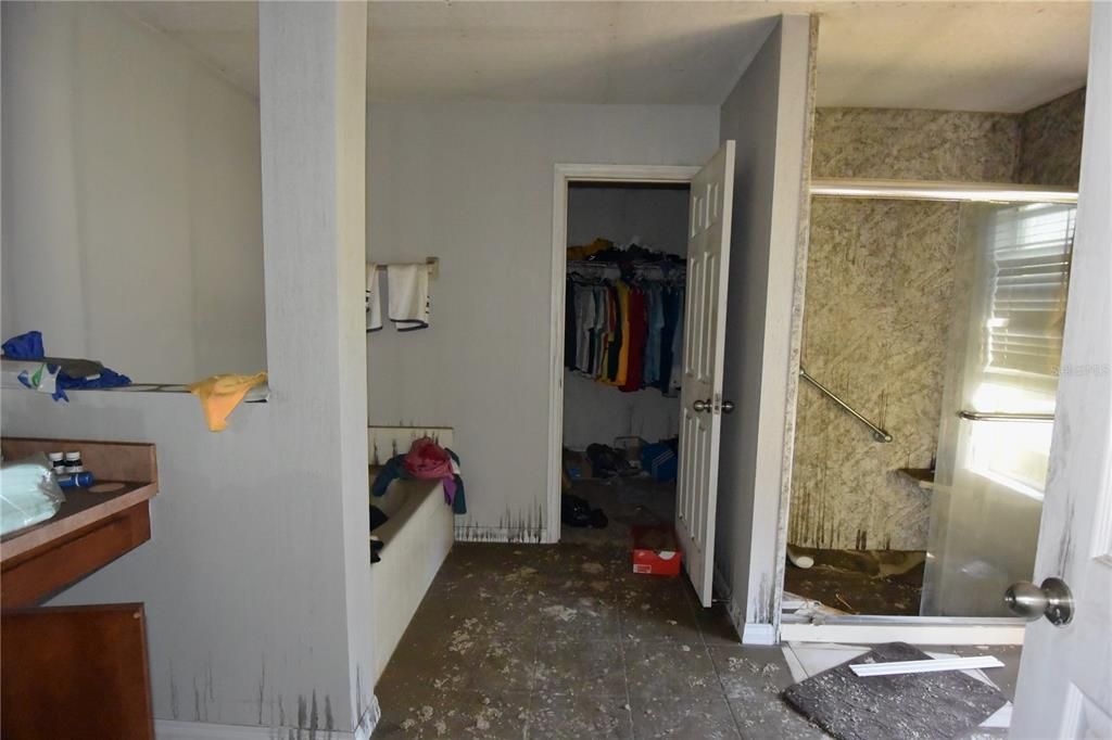 Activo con contrato: $175,000 (4 camas, 2 baños, 2247 Pies cuadrados)