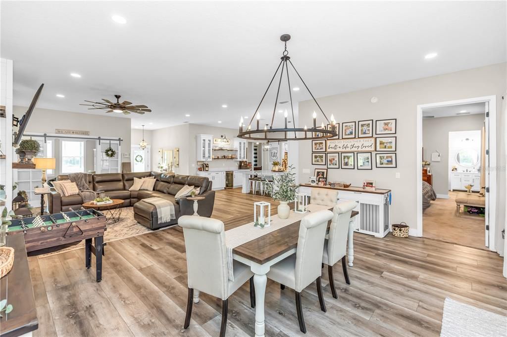 En Venta: $975,000 (3 camas, 3 baños, 2250 Pies cuadrados)