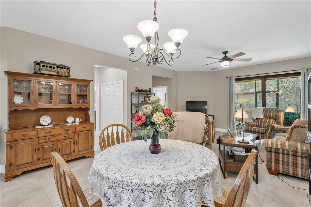 待售: $272,000 (2 贝兹, 2 浴室, 1461 平方英尺)