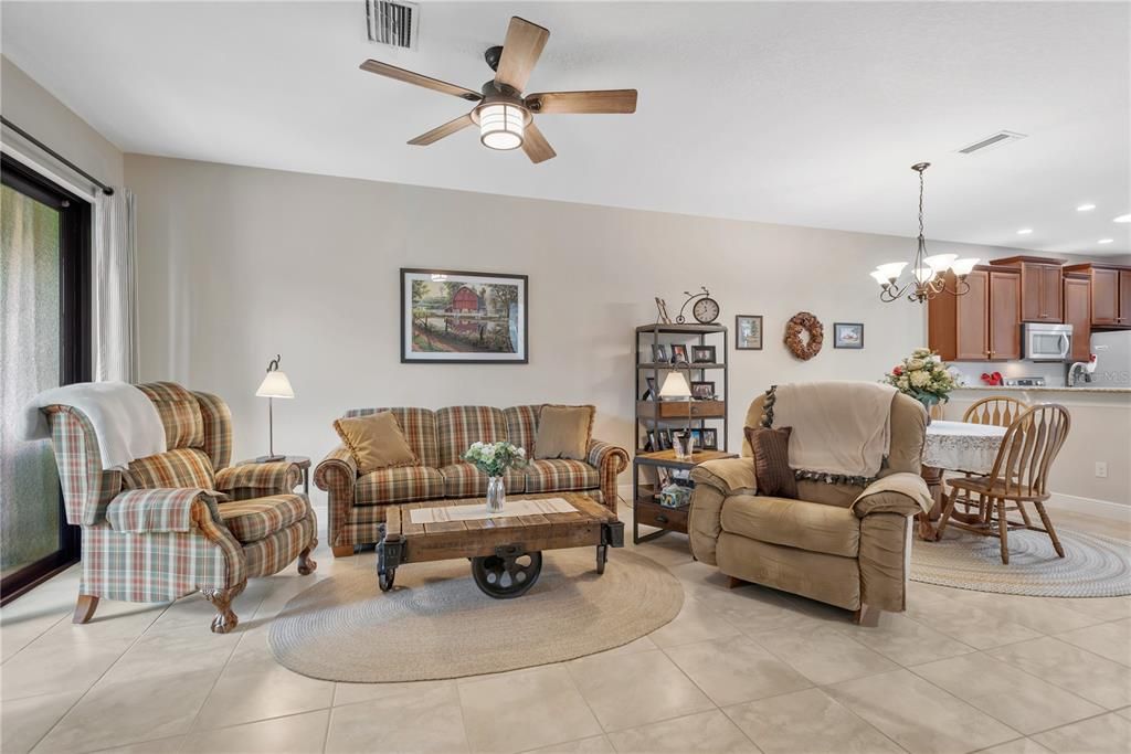 待售: $272,000 (2 贝兹, 2 浴室, 1461 平方英尺)