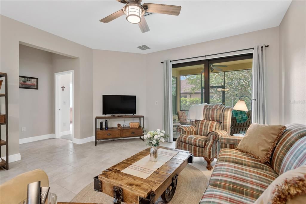 待售: $272,000 (2 贝兹, 2 浴室, 1461 平方英尺)