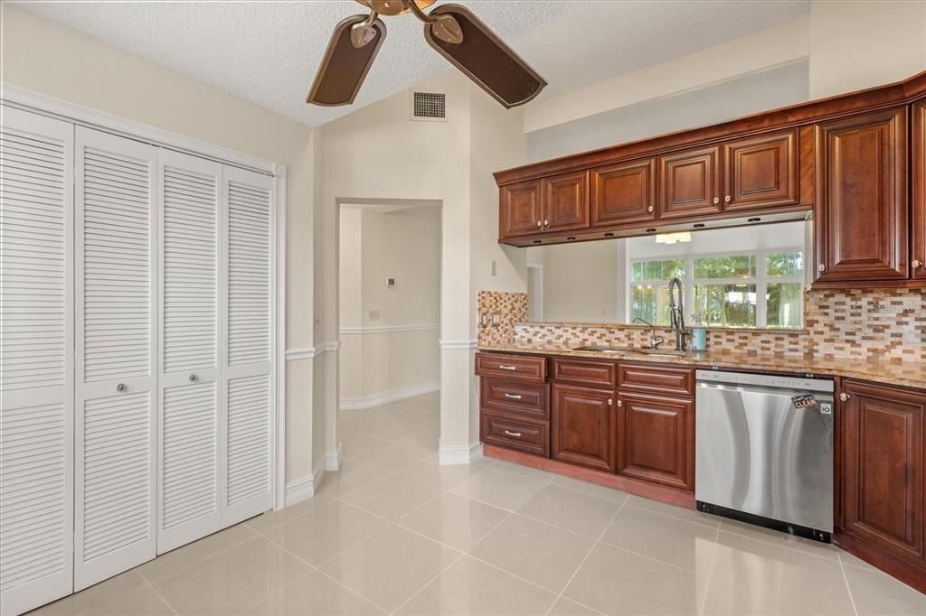 For Sale: $450,000 (3 beds, 2 baths, 1291 Square Feet)