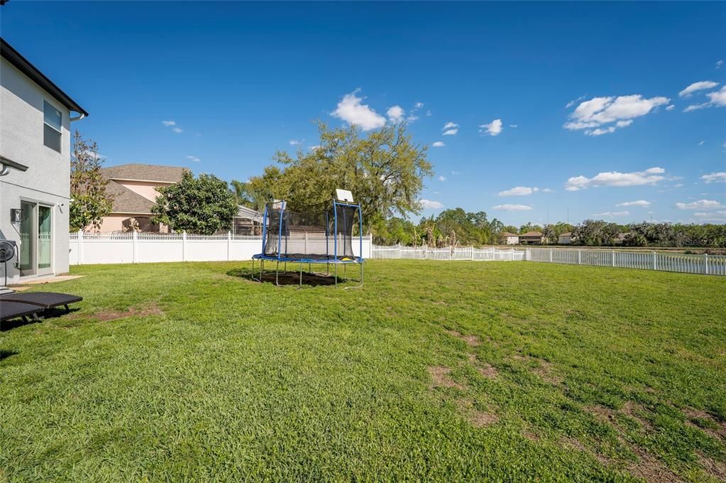 Activo con contrato: $749,900 (5 camas, 3 baños, 4077 Pies cuadrados)