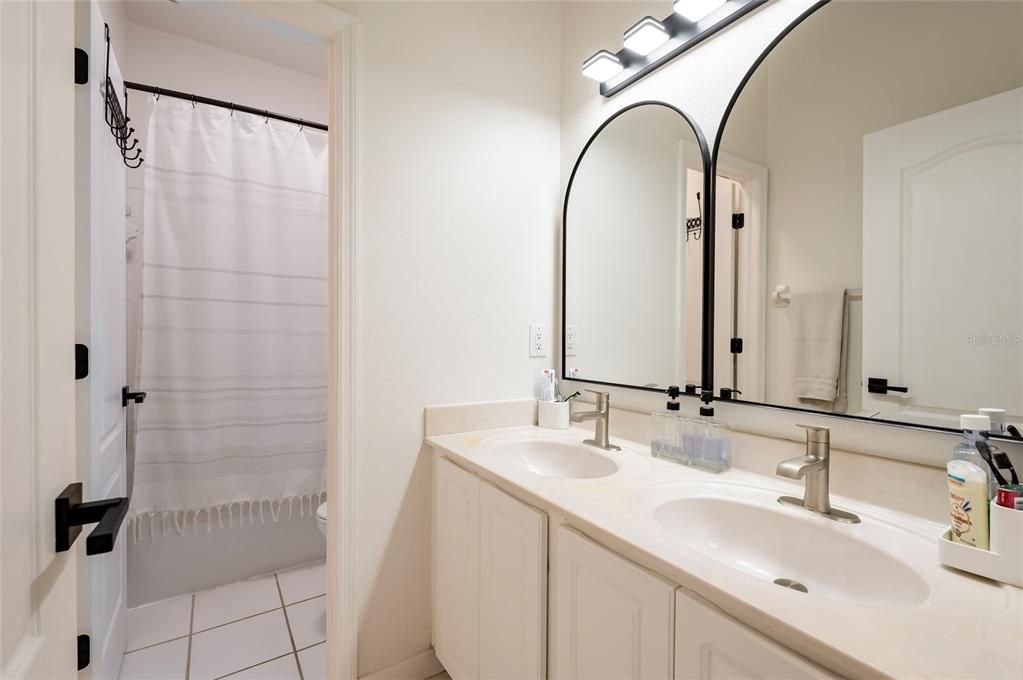 Activo con contrato: $749,900 (5 camas, 3 baños, 4077 Pies cuadrados)