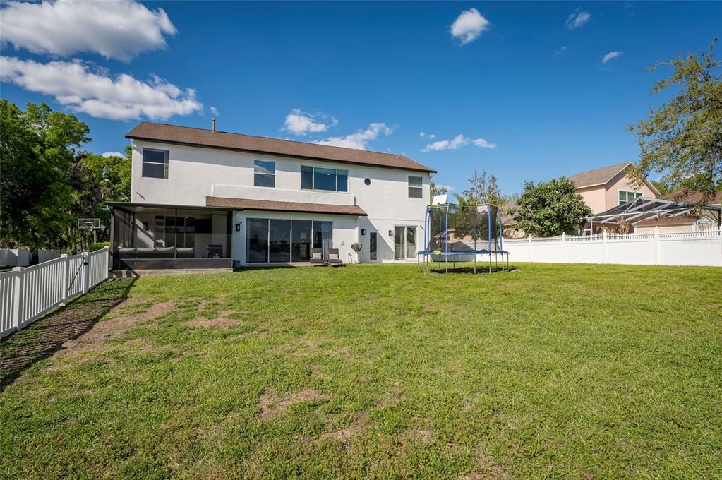 Activo con contrato: $749,900 (5 camas, 3 baños, 4077 Pies cuadrados)