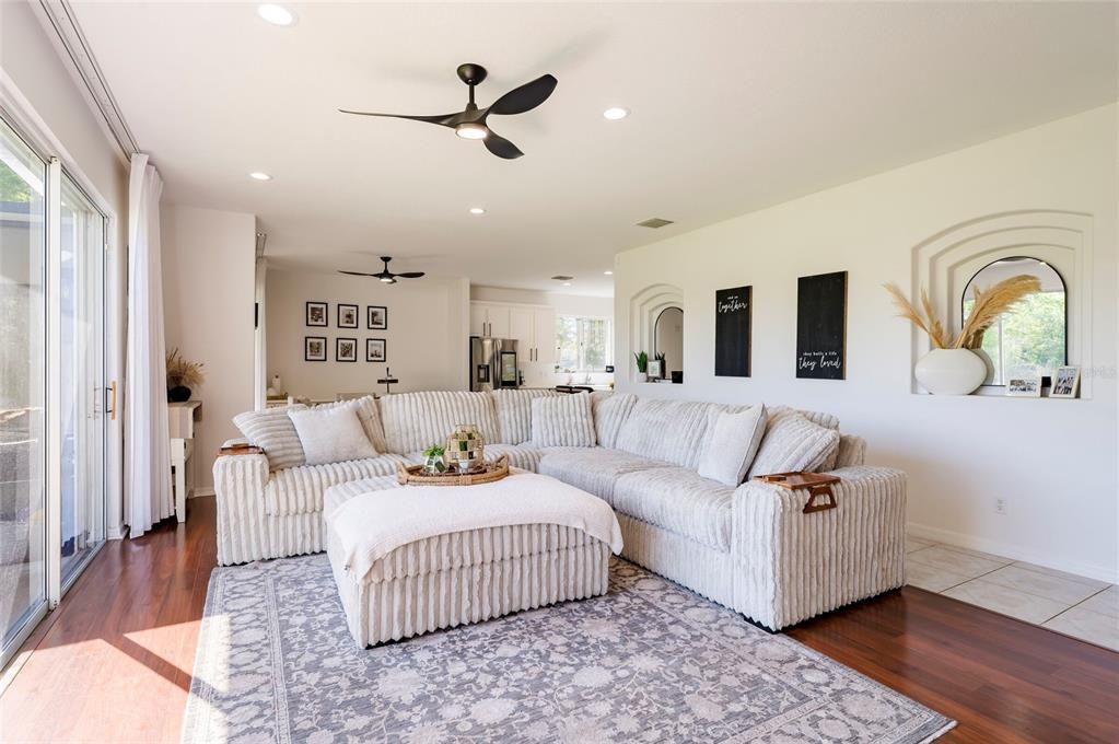 Activo con contrato: $749,900 (5 camas, 3 baños, 4077 Pies cuadrados)