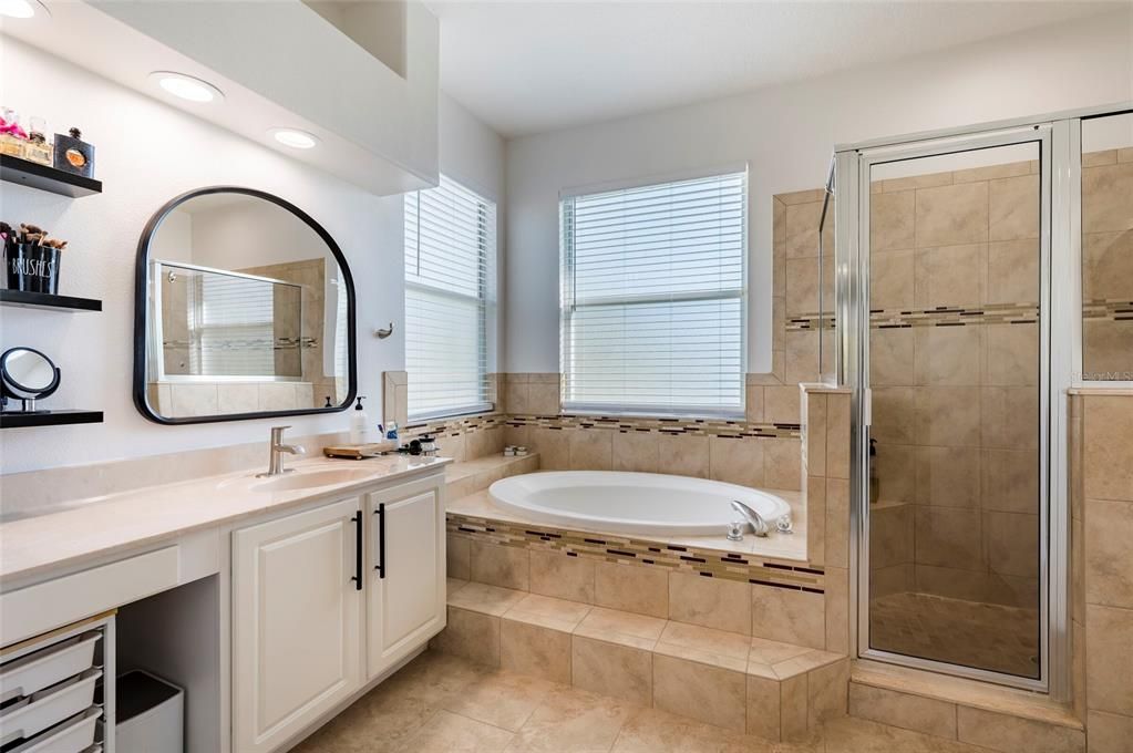 Activo con contrato: $749,900 (5 camas, 3 baños, 4077 Pies cuadrados)