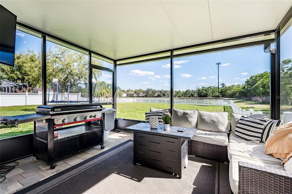 Activo con contrato: $749,900 (5 camas, 3 baños, 4077 Pies cuadrados)