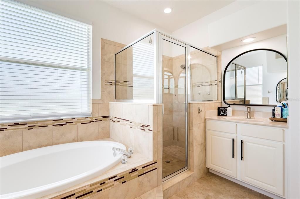 Activo con contrato: $749,900 (5 camas, 3 baños, 4077 Pies cuadrados)