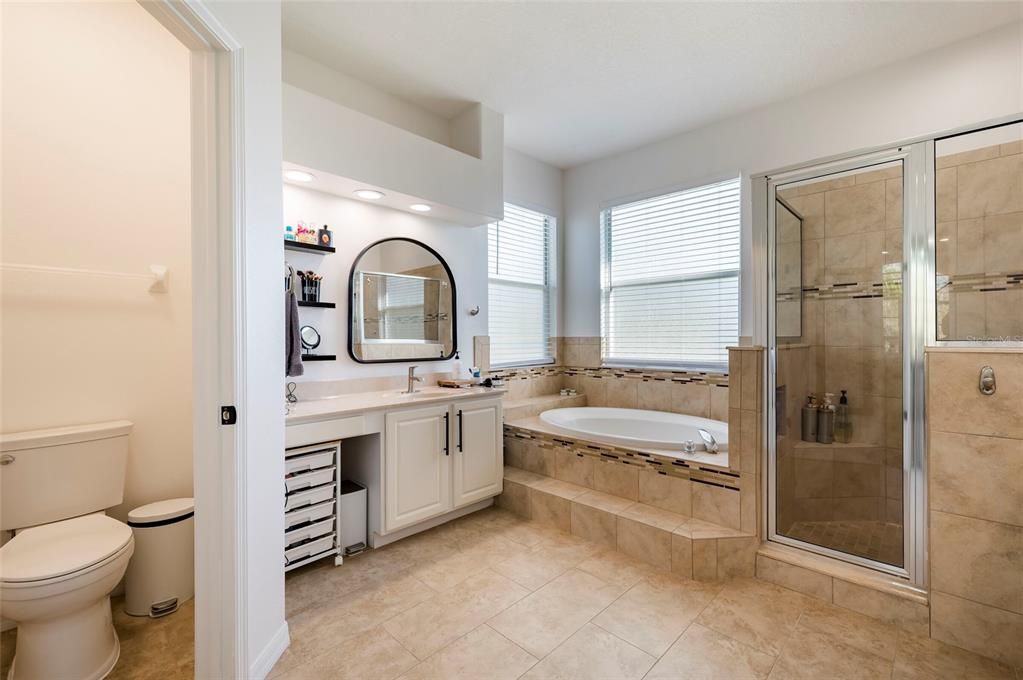 Activo con contrato: $749,900 (5 camas, 3 baños, 4077 Pies cuadrados)