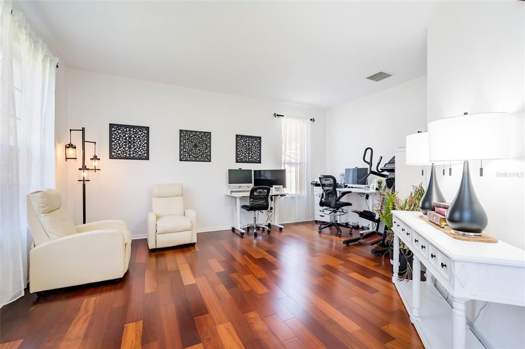 Activo con contrato: $749,900 (5 camas, 3 baños, 4077 Pies cuadrados)