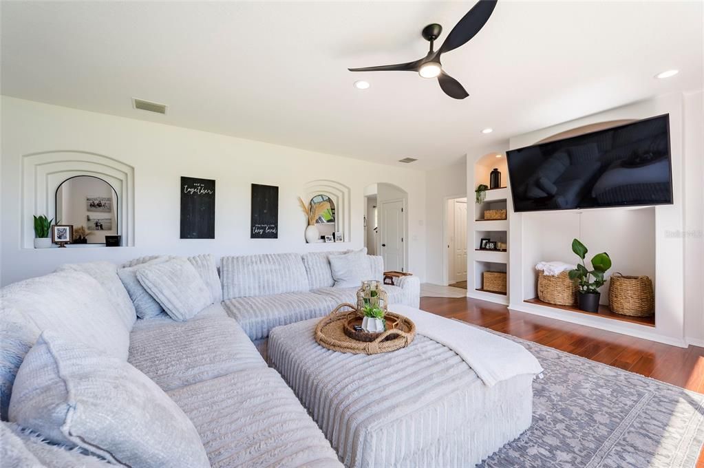 Activo con contrato: $749,900 (5 camas, 3 baños, 4077 Pies cuadrados)