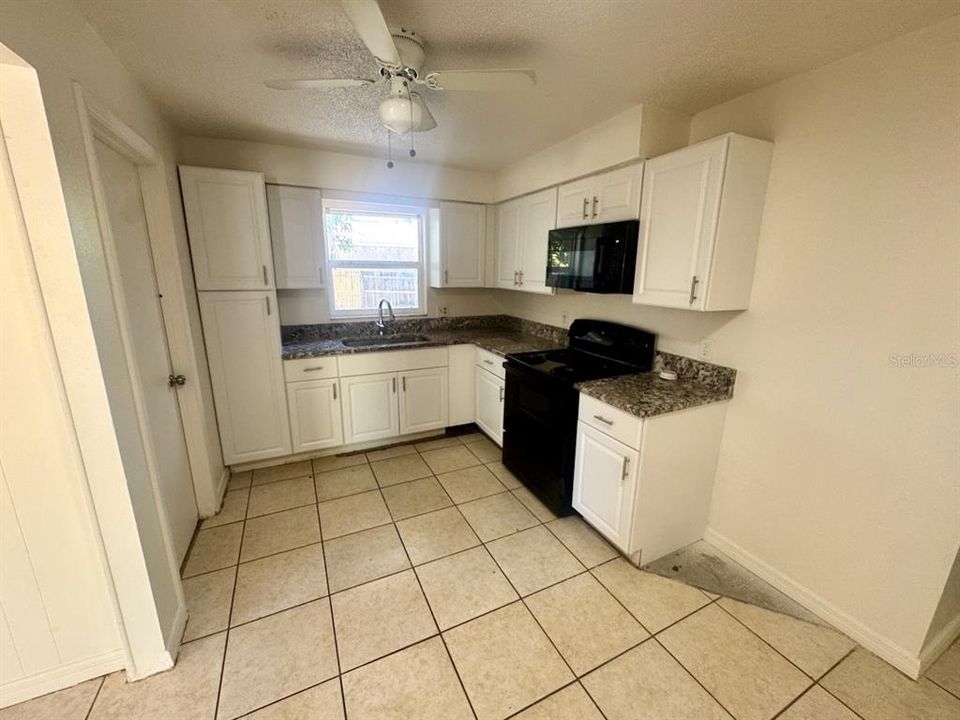 For Rent: $1,850 (3 beds, 1 baths, 988 Square Feet)