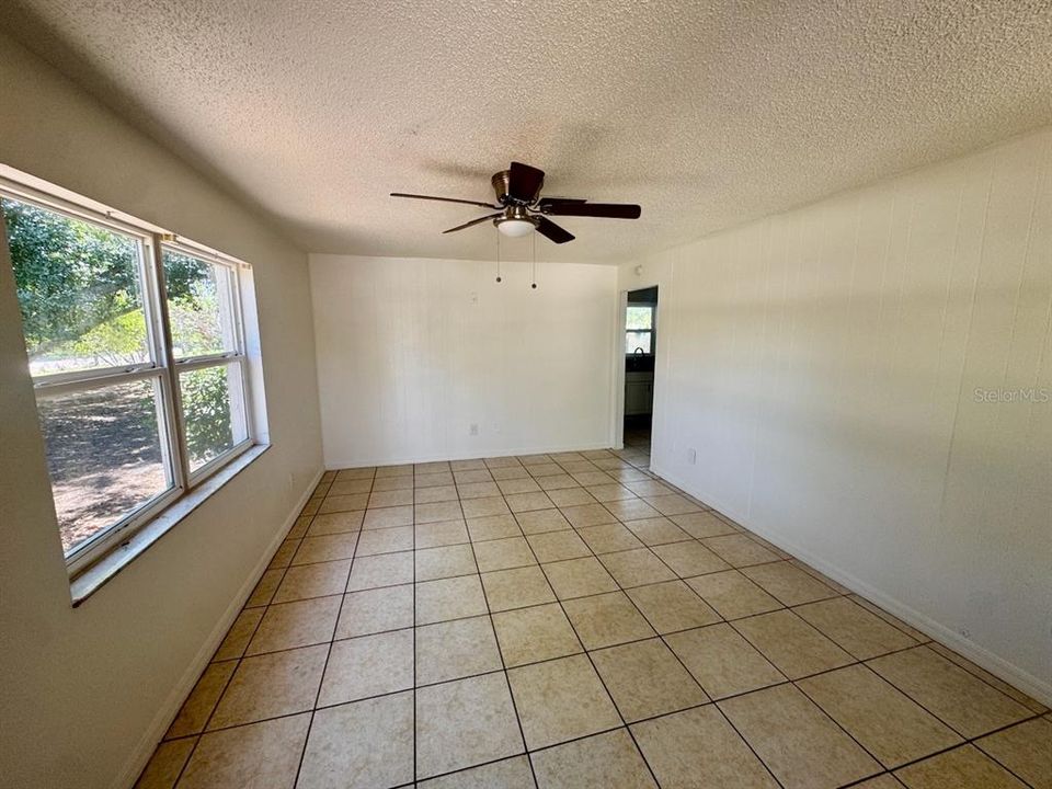 For Rent: $1,850 (3 beds, 1 baths, 988 Square Feet)