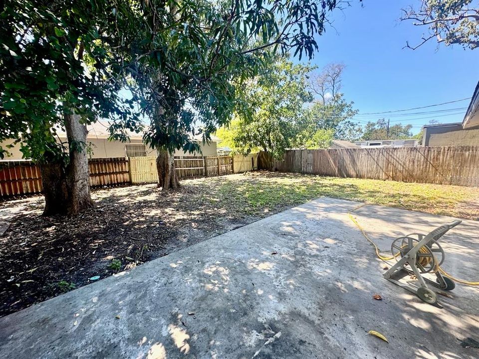 For Rent: $1,850 (3 beds, 1 baths, 988 Square Feet)