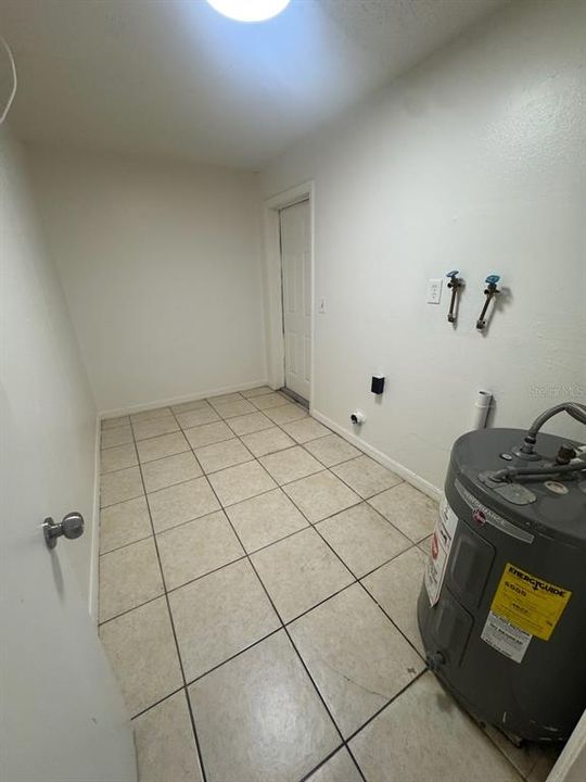 For Rent: $1,850 (3 beds, 1 baths, 988 Square Feet)