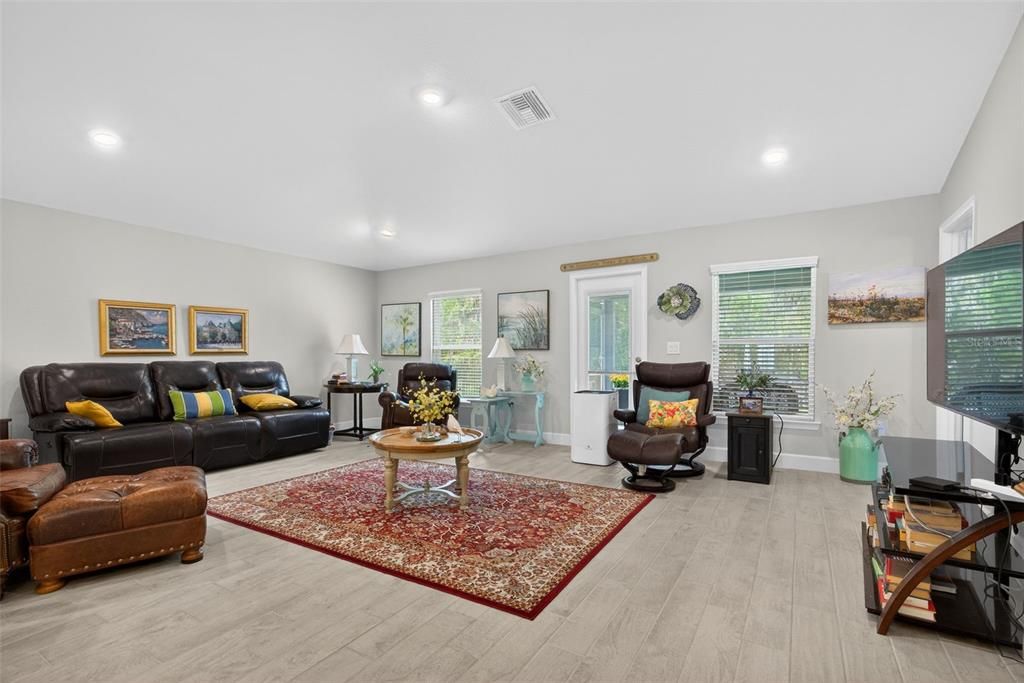 Active With Contract: $330,000 (3 beds, 2 baths, 1720 Square Feet)