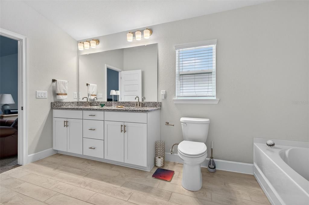 Active With Contract: $330,000 (3 beds, 2 baths, 1720 Square Feet)