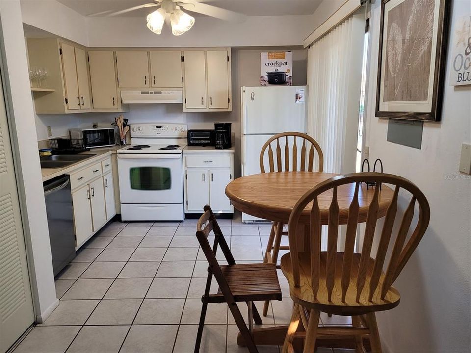 For Rent: $1,300 (2 beds, 2 baths, 894 Square Feet)