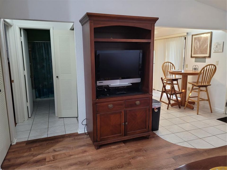 For Rent: $1,300 (2 beds, 2 baths, 894 Square Feet)