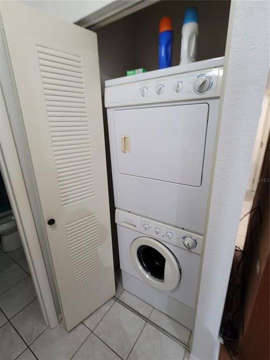 For Rent: $1,300 (2 beds, 2 baths, 894 Square Feet)