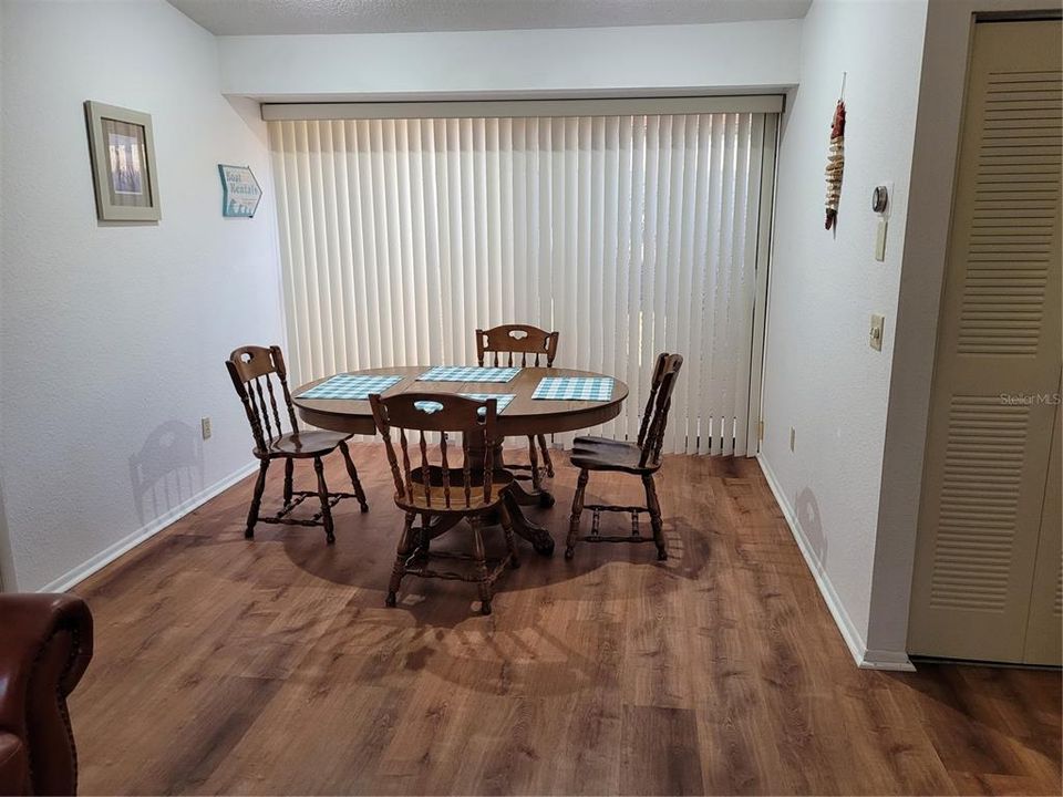 For Rent: $1,300 (2 beds, 2 baths, 894 Square Feet)