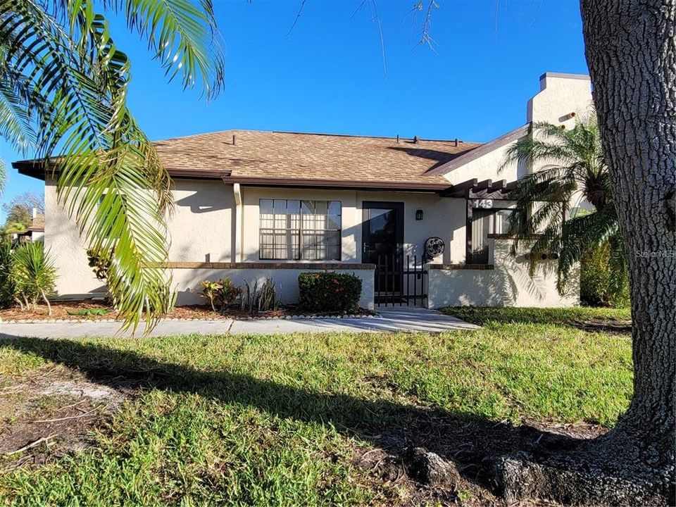 For Rent: $1,300 (2 beds, 2 baths, 894 Square Feet)