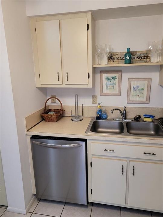 For Rent: $1,300 (2 beds, 2 baths, 894 Square Feet)