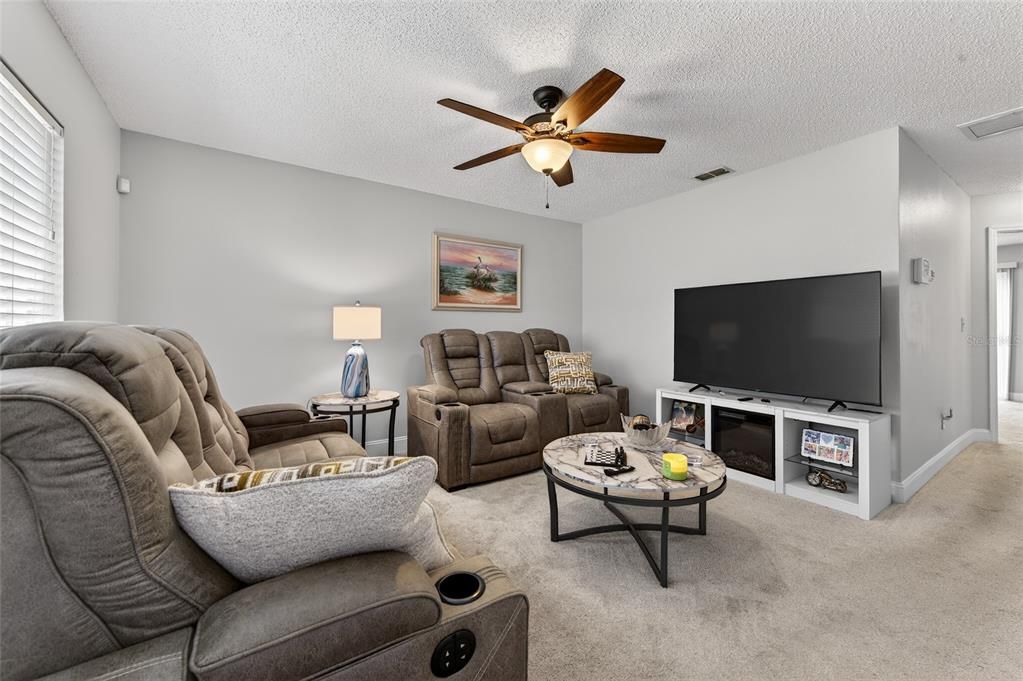 For Sale: $139,836 (2 beds, 2 baths, 864 Square Feet)