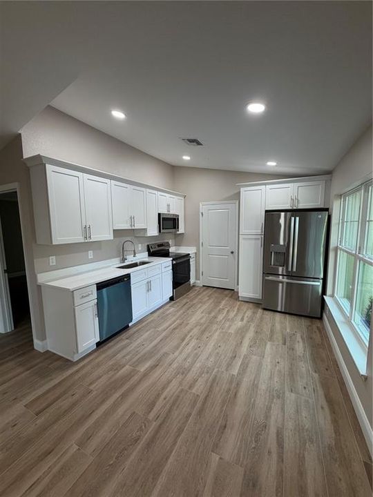 For Sale: $415,000 (2 beds, 2 baths, 977 Square Feet)