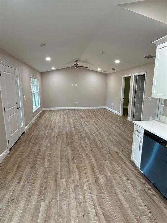 For Sale: $415,000 (2 beds, 2 baths, 977 Square Feet)