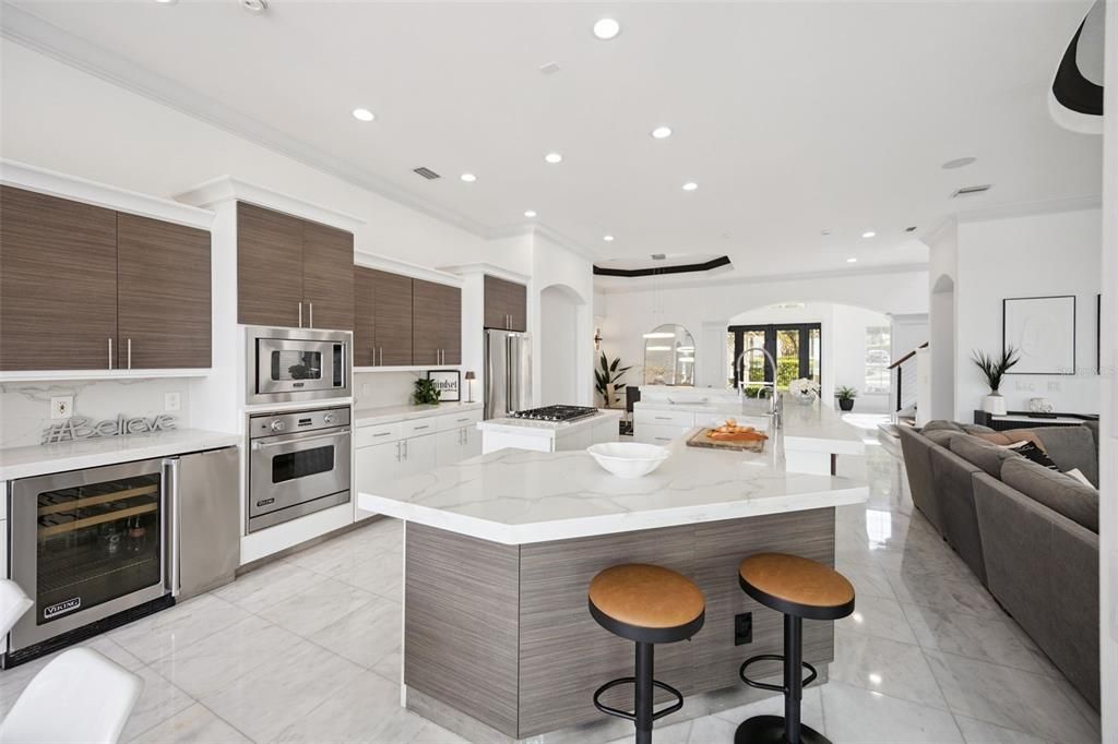 Под контрактом: $3,200,000 (6 спален, 6 ванн, 5901 Квадратных фут)