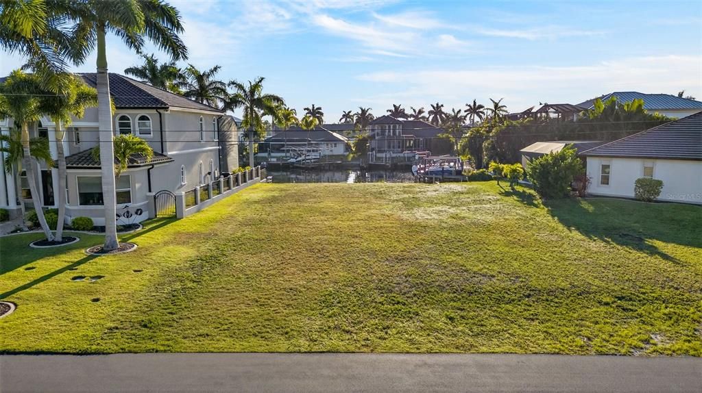 На продажу: $530,000 (0.24 acres)