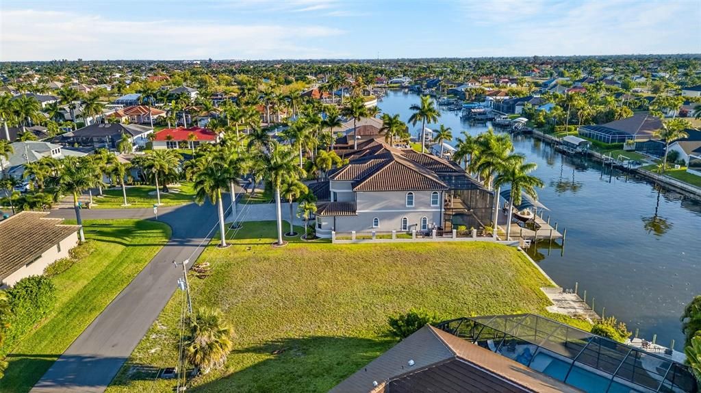 На продажу: $530,000 (0.24 acres)