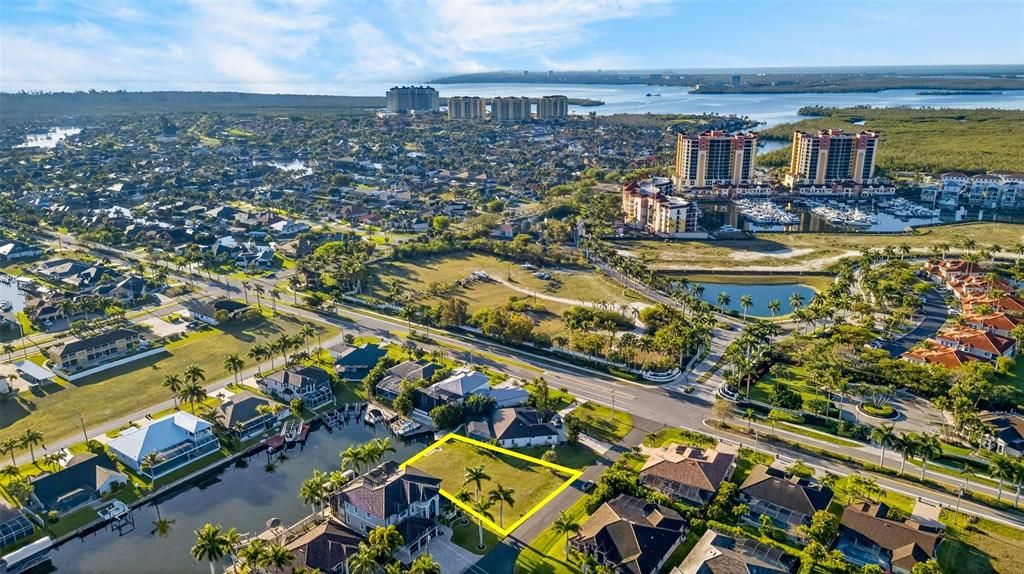 На продажу: $530,000 (0.24 acres)