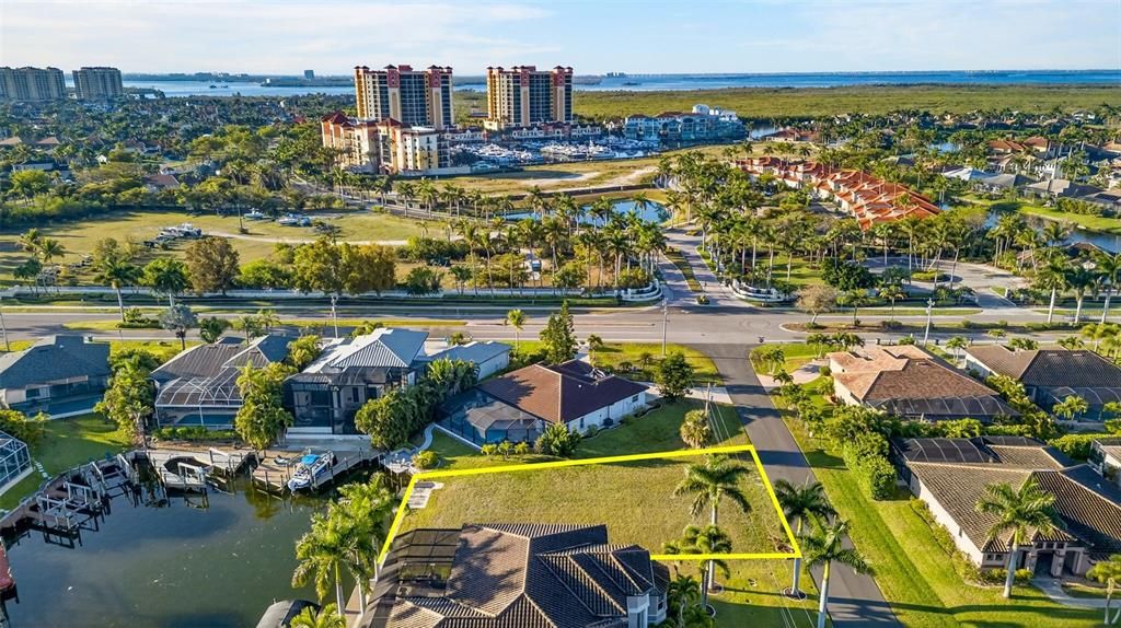 На продажу: $530,000 (0.24 acres)