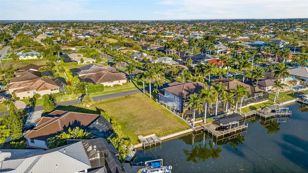 На продажу: $530,000 (0.24 acres)