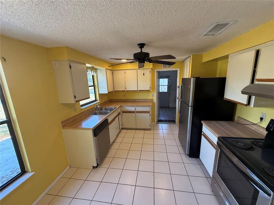 Active With Contract: $240,000 (2 beds, 2 baths, 1454 Square Feet)