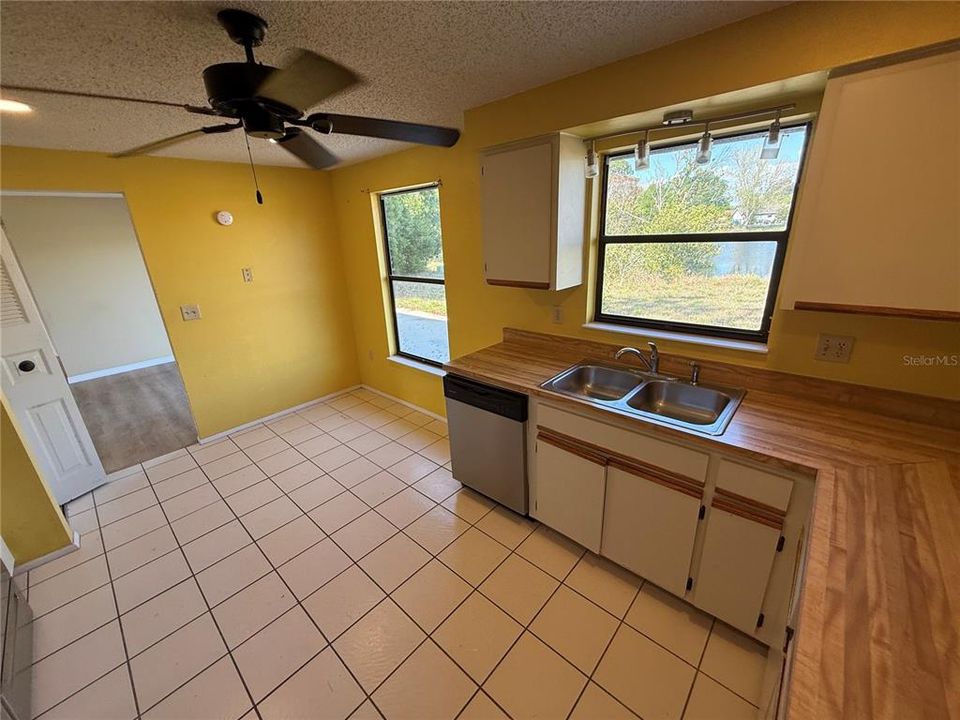 Active With Contract: $240,000 (2 beds, 2 baths, 1454 Square Feet)