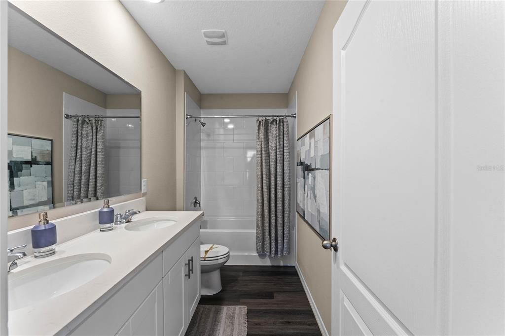 Activo con contrato: $389,990 (5 camas, 3 baños, 2447 Pies cuadrados)