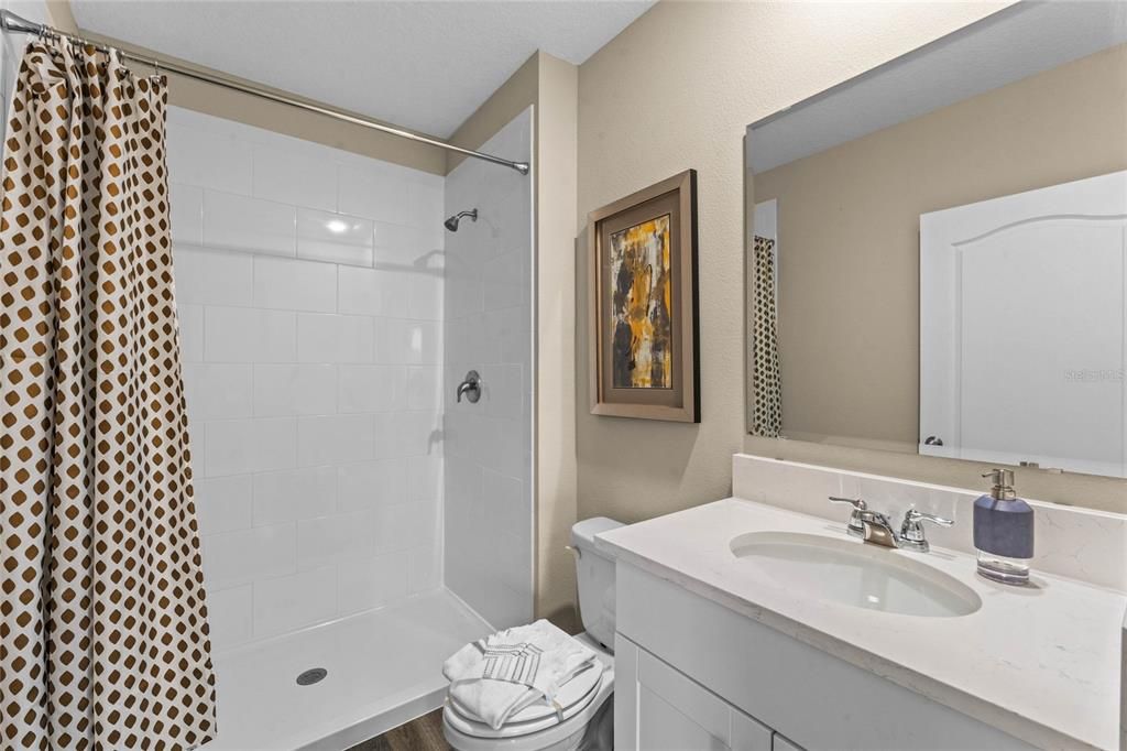 Activo con contrato: $389,990 (5 camas, 3 baños, 2447 Pies cuadrados)
