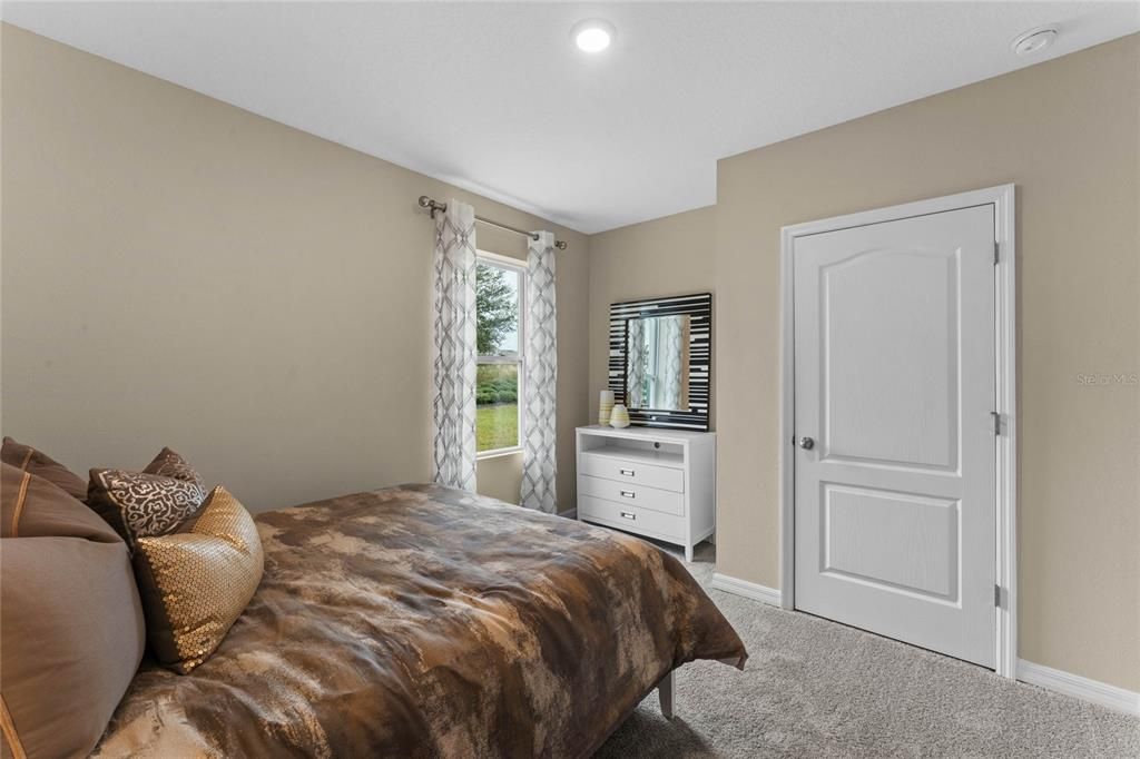 Activo con contrato: $389,990 (5 camas, 3 baños, 2447 Pies cuadrados)