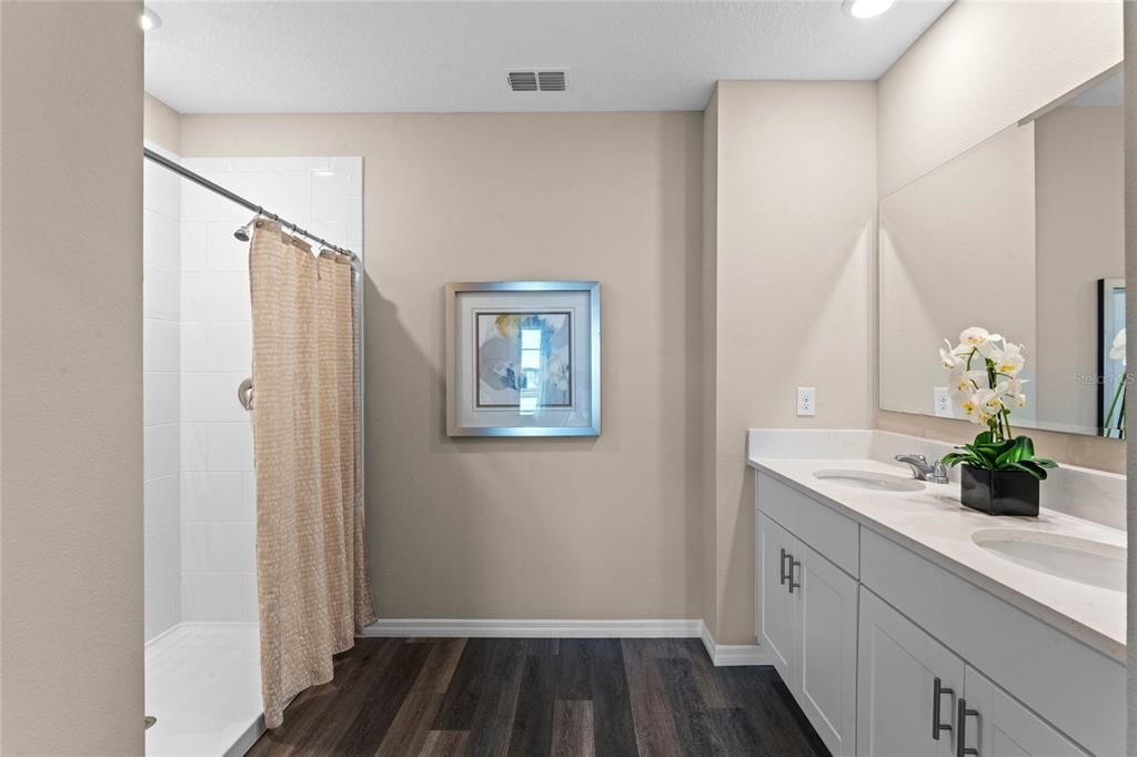 Activo con contrato: $389,990 (5 camas, 3 baños, 2447 Pies cuadrados)