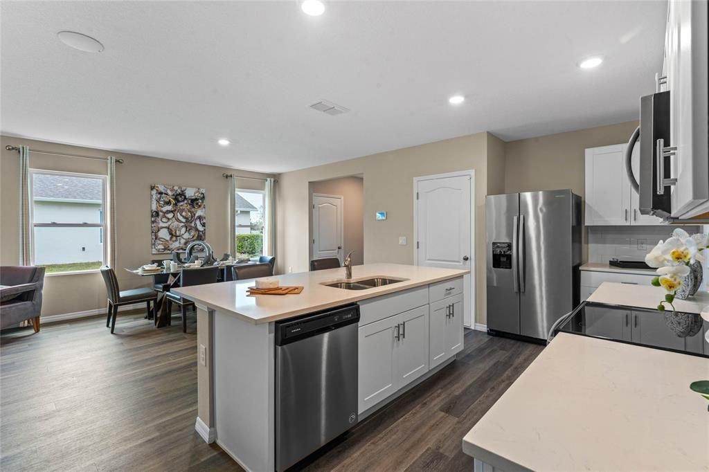 Activo con contrato: $389,990 (5 camas, 3 baños, 2447 Pies cuadrados)